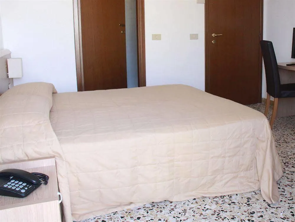 Hotel Astoria Каорле